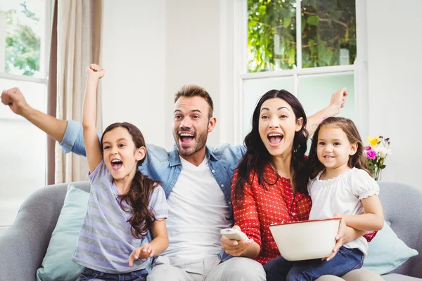 가정 에서 TV 를 시청하는 가족 — 스톡 사진