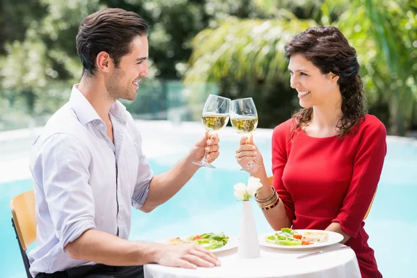 Pareja tostadas vino blanco —  Fotos de Stock