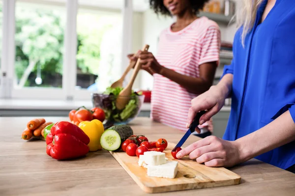 Kvinnliga vänner förbereder mat — Stockfoto