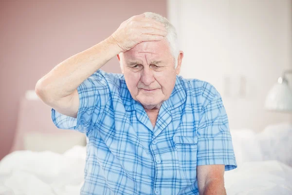 Старший мужчина страдает от головной боли — стоковое фото