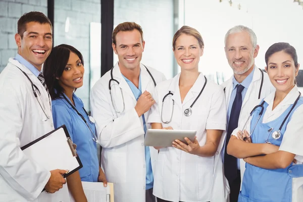Lékařský tým stojící s digitálním tabletu — Stock fotografie