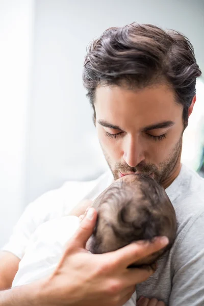 Pai beijando bebê enquanto de pé — Fotografia de Stock