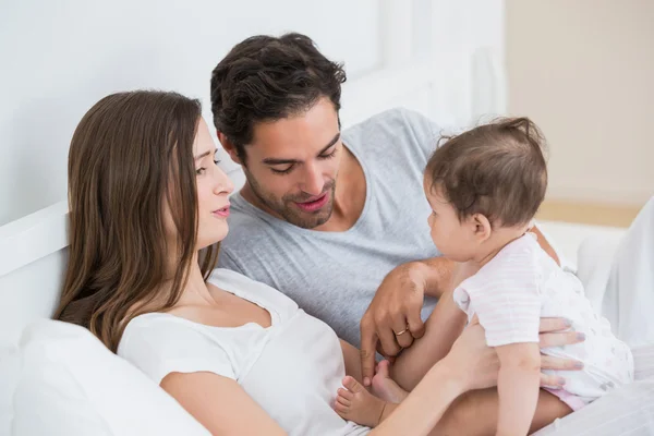 Paar spielt mit Baby-Mädchen — Stockfoto