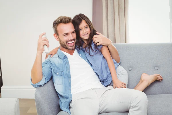 Figlia e padre guardando la televisione — Foto Stock