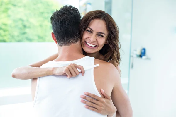 Mujer abrazando marido — Foto de Stock