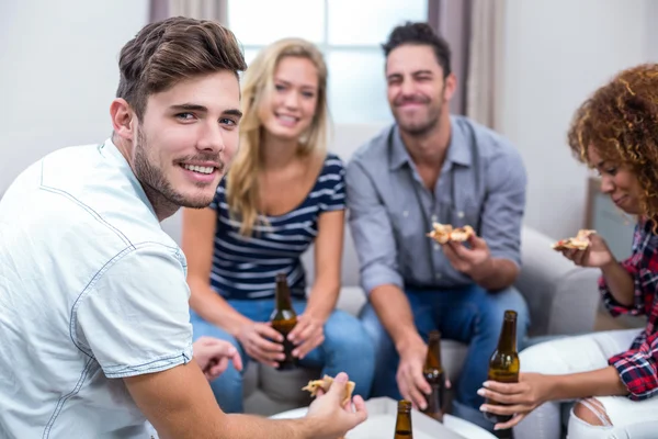 Vrienden genieten van bier en pizza — Stockfoto