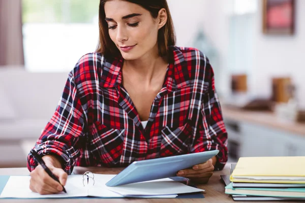 Femme écrivant dans le bloc-notes — Photo