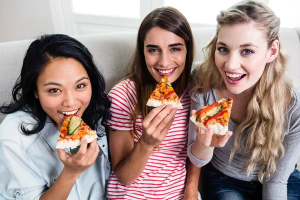 Amigos do sexo feminino comer pizza em casa — Fotografia de Stock