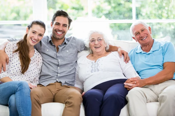 Familia multi-generación sentada en el sofá —  Fotos de Stock