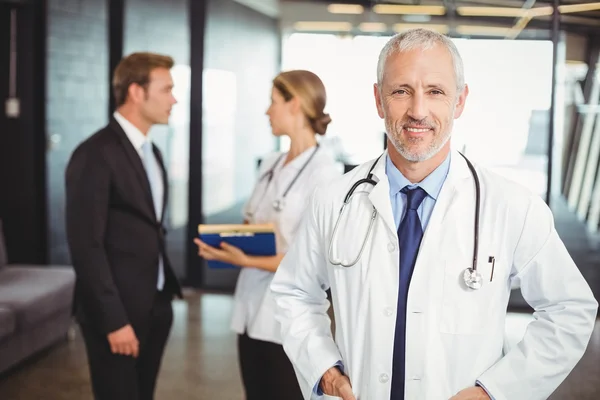 Médico varón sonriente en el hospital — Foto de Stock