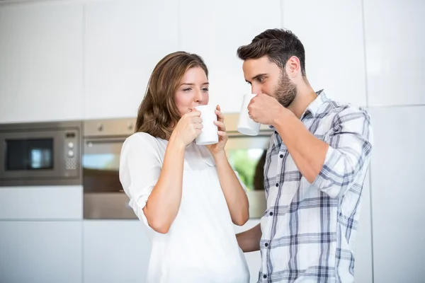 Couple drinking coffee in kitchen — Stock Photo, Image