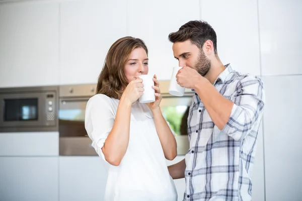 Pareja bebiendo café en la cocina — Foto de Stock