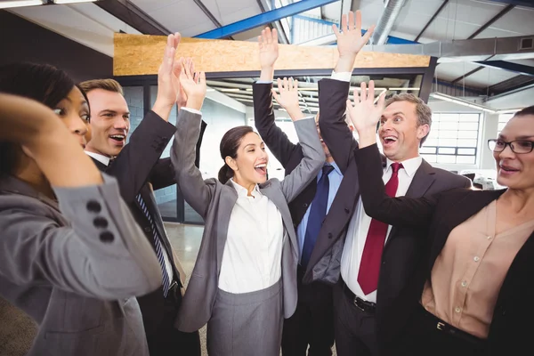 Empresarios levantando las manos — Foto de Stock