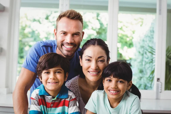 Lächelnde Familie mit Kindern — Stockfoto