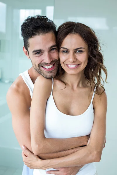 Homem abraçando esposa — Fotografia de Stock