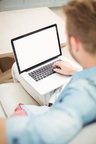 Man met laptop thuis — Stockfoto