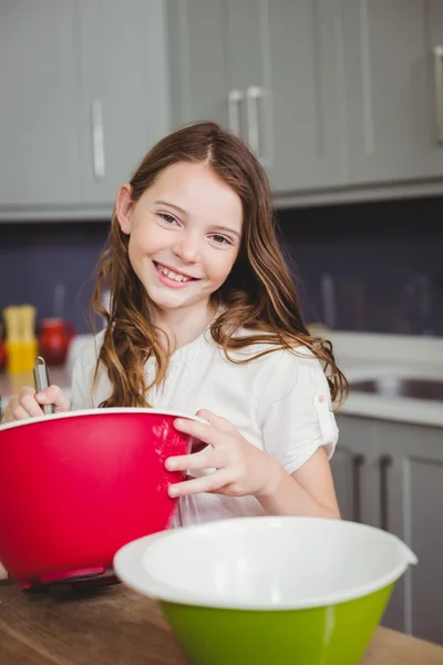 Meisje bedrijf kom — Stockfoto