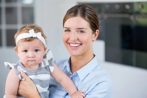 Mãe carregando filha em casa — Fotografia de Stock