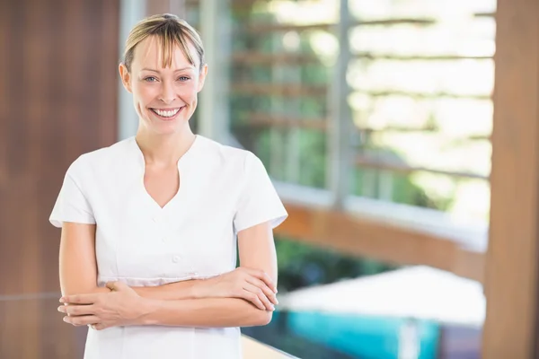 Masseur met armen gekruist bij health spa — Stockfoto