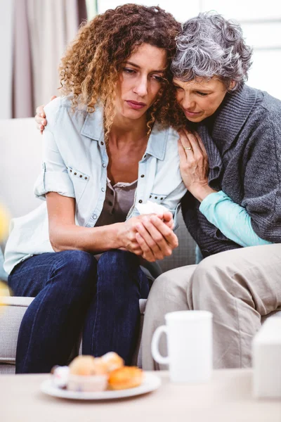 Mamma tröstande orolig dotter — Stockfoto