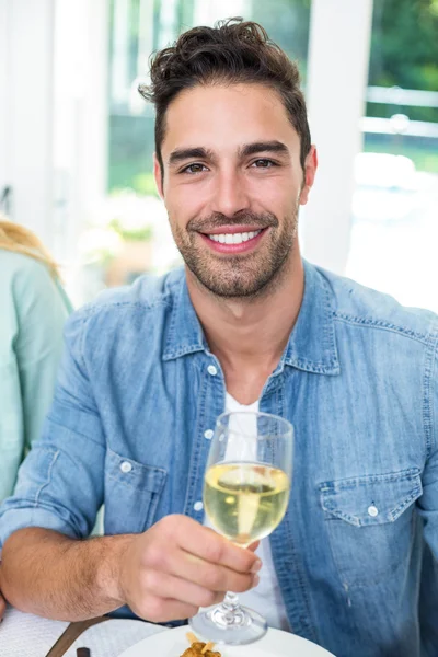 Homem segurando copo de vinho branco — Fotografia de Stock