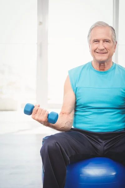 Senior man bedrijf halter — Stockfoto