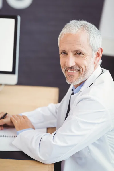 Médico sentado na sala de conferências — Fotografia de Stock