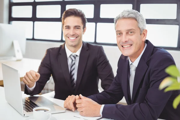 Business people with laptop — Stock Photo, Image