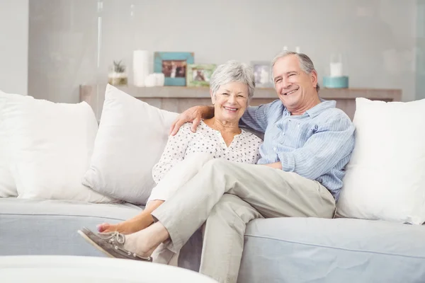 Senior koppel zittend op de Bank — Stockfoto