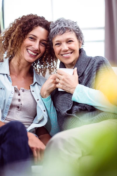Mor och dotter med kaffe mugg — Stockfoto