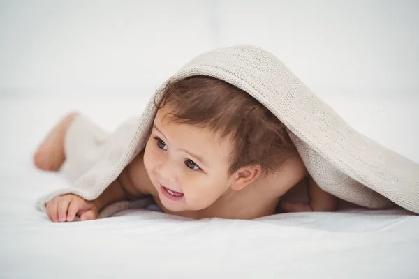 Schattige baby liggen onder deken — Stockfoto