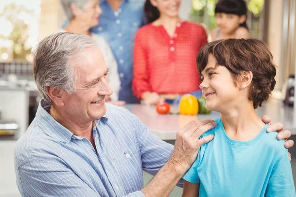 Dede ve torunu ile aile — Stok fotoğraf