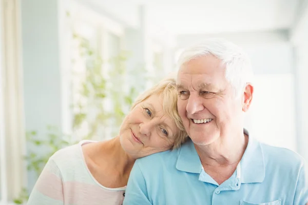 Coppia anziana sorridente a casa — Foto Stock