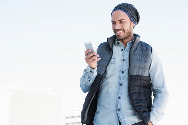 Messaggi di testo uomo sul telefono cellulare — Foto Stock