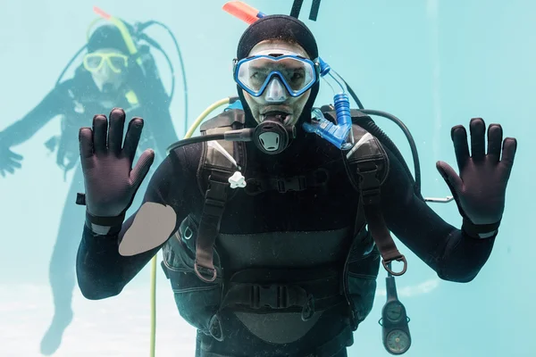 Couple practicing scuba diving together — Stock Photo, Image