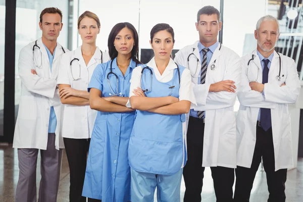 Equipo médico de pie con los brazos cruzados —  Fotos de Stock