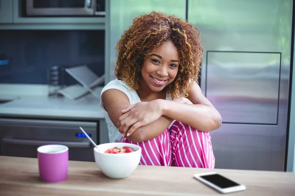 Vrouw zitten door tafel tijdens het ontbijt — Stockfoto