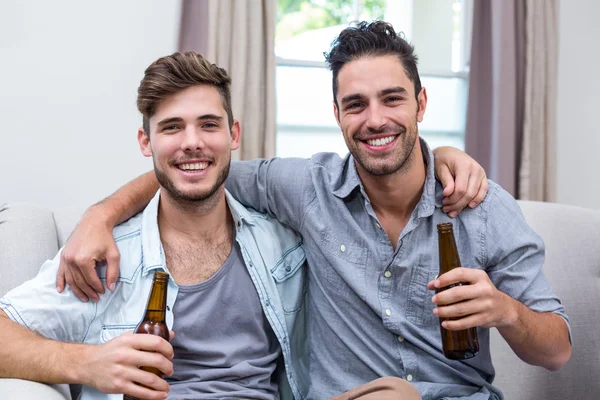 Amigos hombres disfrutando de la cerveza — Foto de Stock