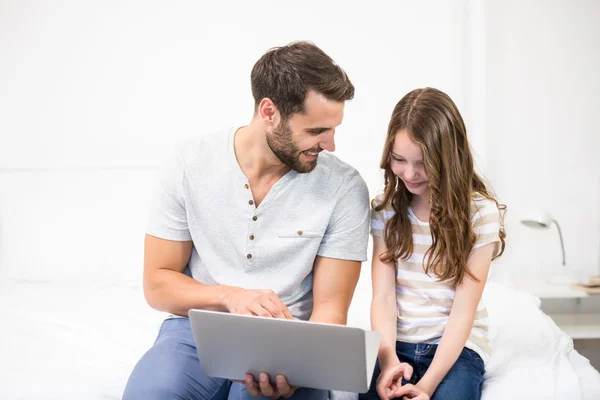 Vader weergegeven: laptop met dochter — Stockfoto