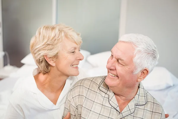 Vista ad alto angolo di felice coppia anziana in abbigliamento da notte — Foto Stock