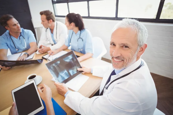 Läkaren håller röntgen rapport — Stockfoto