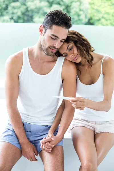 Esposa mostrando teste de gravidez ao marido — Fotografia de Stock