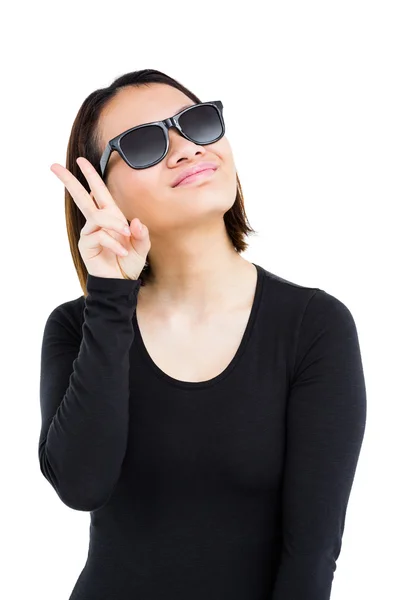 Frau mit Sonnenbrille macht Friedenszeichen — Stockfoto