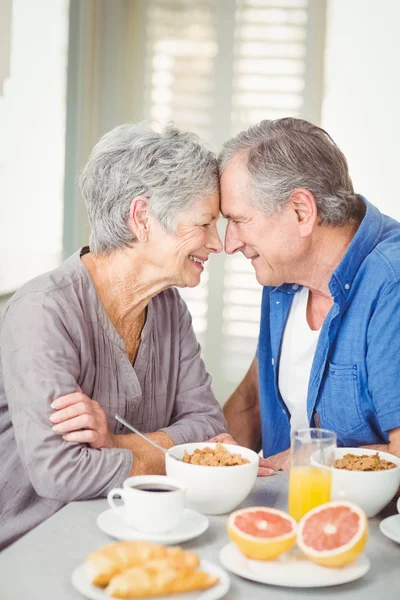 Romantické starší pár sedící u stolu — Stock fotografie