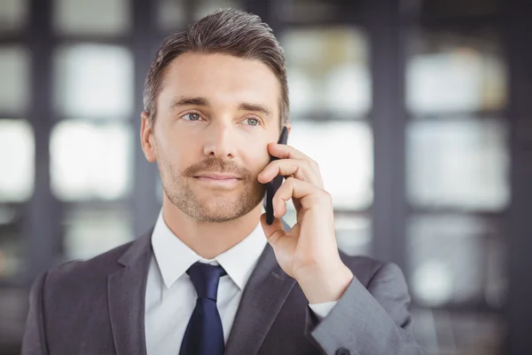 Businessman talking on cellphone — Stock Photo, Image