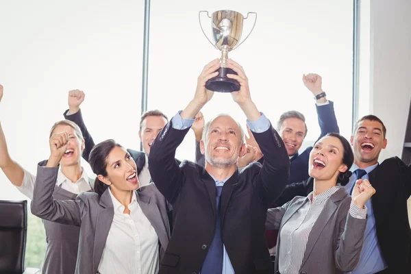 Equipe de negócios vencedora com troféu — Fotografia de Stock