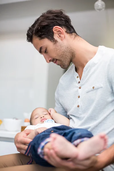 Pai segurando bebê dormindo — Fotografia de Stock