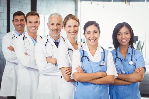 Équipe médicale debout les bras croisés — Photo