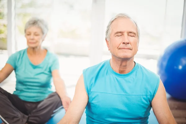 Casal meditando em casa — Fotografia de Stock