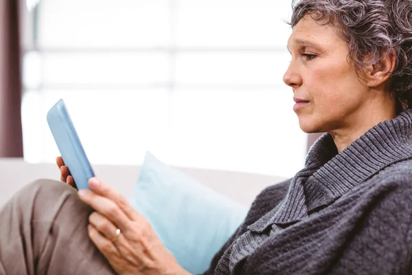 Vrouw die thuis digitale tablet gebruikt — Stockfoto